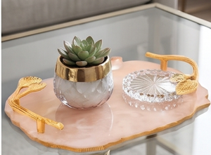 Plateau en résine de couleur pêche élégant et luxueux avec poignées en feuille d'or, idéal pour un service raffiné et une décoration intérieure contemporaine. - Product Image 4