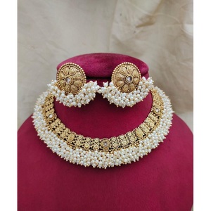 Parure de collier et boucles d'oreilles en laiton plaqué or avec perles d'imitation de luxe et pierres Kundan – Tendance pour mariages, fêtes, festivals, cadeau - Product Image 2