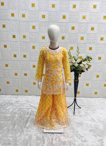 ชุดสาหรี่ปักลายสำหรับเด็กผู้หญิงจาก NiMa Creations ชุดแต่งงานแบบอินเดียดั้งเดิม สีเหลือง ผ้าจอร์เจตต์ ความยาวระดับเข่า ทรงปกติ - Product Image 3