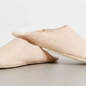 Babouches en cuir faites à la main – Chaussons marocains authentiques, chaussures d'intérieur unisexes, chaussures de détente unisexes douces - Product Image 1