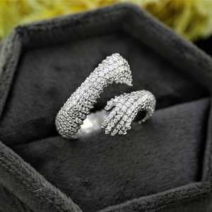 Bague Statement Unique en Forme de Main Givrée, Moissanite 1,50 ct, Plaqué Or, Bijou Classique de Luxe pour Femme, Tendance Hip Hop - Product Image 1