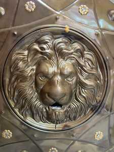 Cabeza de León Circular de Bronce, Obra de Arte Coleccionable, Chapado en Oro, Grabado en Relieve, Tema Animal, Decoración - Product Image 4