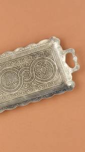 Bandeja de Servicio de Metal Grabada Vintage con Asas, Plato Rectangular Decorativo para Servir Té, Café y Aperitivos para el Hogar, Hotel o Mesa - Product Image 2