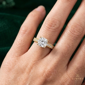 Anillo de compromiso elegante con diamante en forma de cojín, banda de filigrana intrincada, bordes decorativos de milgrain, pavé y halo oculto - Product Image 1