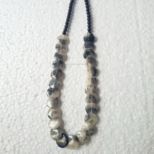 Collier Statement en Résine Grande Taille avec Design Artistique Abstrait, Bijou de Mode Fait Main pour Femme, Idéal pour les Soirées - Product Image 1