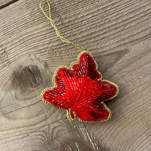 Ornement de feuille verte perlée, décoration suspendue d'inspiration naturelle pour les fêtes, ornement d'arbre sur le thème de la forêt avec des détails dorés par MULTI CRAFT - Product Image 2