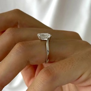 Bague de fiançailles incurvée en or blanc 18 carats avec diamant de laboratoire taille émeraude, solitaire unique imbriqué, certifié IGI, tendance, vente en gros - Product Image 2