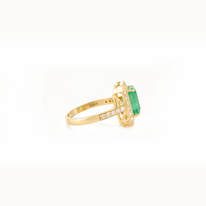 Diseño Exclusivo de Lujo 2.5ct. Anillo de Compromiso con Halo de Diamantes y Esmeralda Zambiana, Joyería Nupcial de Oro Amarillo Real de 14K - Product Image 5