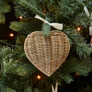Adorno Navideño Colgante en Forma de Corazón Hecho a Mano con Mimbre Natural y Cinta de Tela - Product Image 2