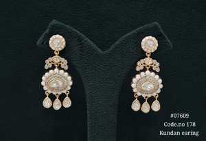 Boucles d'oreilles pendantes Kundan plaquées or avec breloques en moissanite, pierres roses et transparentes, bijoux en laiton pour femmes, idéales pour les mariages. - Product Image 4