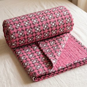 Cubrecama Acolchado Estampado Rosa con Diseño Floral, Decoración Moderna para el Hogar, Reversible para Todas las Estaciones, Hecho a Mano - Product Image 5