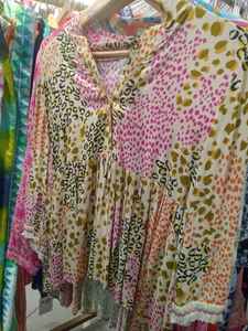 Blusa de Verano Rosa Intenso con Estampado Étnico y Medallón, de Satén Vintage Ligero con Pecho Fruncido, Corte Regular para Mujer, con Botones para Fiesta - Product Image 2