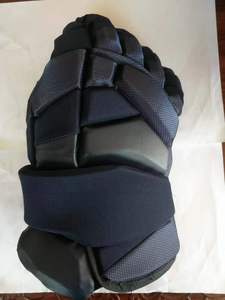 Gants de hockey sur glace rouge et noir en polyester unisexe, à doigts complets, avec fermeture auto-agrippante, pour toutes les saisons, équipement sportif 2027 - Product Image 2