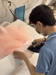 Robe de fête pour bébé en tulle blanc à volants, sans manches, style princesse, pour fillettes, par Tutupetti, fabriquée au Vietnam, OEM ODM - Product Image 2