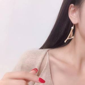 Boucles d'oreilles populaires en perles d'eau douce 5-6 mm avec longs pendentifs en forme de pompon, plaquées or 14 carats - Product Image 4