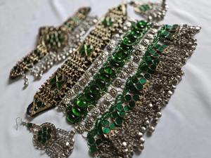 Vibrante conjunto de collar tribal afgano con aretes a juego con incrustaciones de cristal azul y cuentas metálicas detalladas para un conjunto completo. - Product Image 4