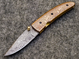 Cuchillo Plegable de Acero de Damasco Hecho a Mano con Mango de Latón Grabado y Funda de Cuero - Cuchillo de Bolsillo EDC Personalizado con Bloqueo Liner Lock - Product Image 6