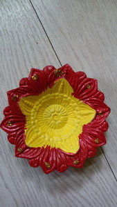 Lámpara de aceite Diya de cerámica hecha a mano, con forma elegante, en verde, azul, rojo y amarillo, con relieve y estampado, ecológica, para uso religioso. - Product Image 5