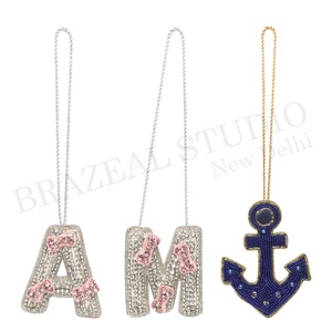 งานปักตกแต่งต้นคริสต์มาสทำมือจาก Brazeal Studio ผ้ากำมะหยี่/ผ้าซาติน  เป็นมิตรกับสิ่งแวดล้อม ปักโลโก้ตามสั่งด้วยด้ายสีทอง - Product Image 4