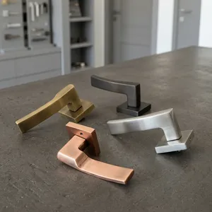 Juego de Manijas Modernas de Latón para Puertas, Acabados Decorativos en Negro Grafito, CP Negro, Oro PVD, Oro Rosa PVD y Negro - Product Image 1