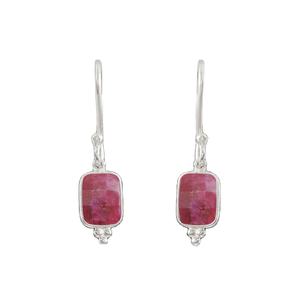 Boucles d'oreilles pendantes en argent sterling 925 avec rubis naturel rectangulaire serti clos |   Bijoux en pierres précieuses faits à la main en gros - Product Image 1