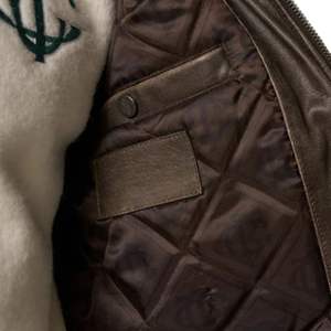 Chaqueta Bomber de Cuero Desgastado para Hombre en Color Marrón con Cierre de Cremallera de Diseño Elegante y Tela de Alta Calidad, Estilo Moderno - Product Image 3