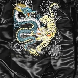 Chaqueta Sukajan elegante y a la moda para hombre, de tela satinada ligera con un moderno patrón bordado. - Product Image 3