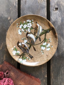 Ensemble de 4 assiettes rondes en bois faites à la main, plateau en bois naturel, vaisselle moderne écologique, plateau de service - Product Image 6