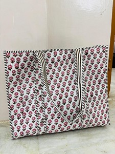 Bolsa de Mano Acolchada de Lona Sostenible - Bolsa de Playa con Bordado Floral Bohemio y Estampado a Mano para Mujer - Product Image 2