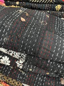 Couverture en patchwork Kantha en coton vintage de couleur noire – Couvre-lit indien fait main, couverture bohème réversible - Product Image 2