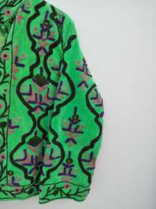 Impresionante Chaqueta Bordada en Terciopelo Verde Suzani, Estilo Boho Floral, para Festivales, Hecha a Mano, Prenda Femenina Distintiva - Product Image 6