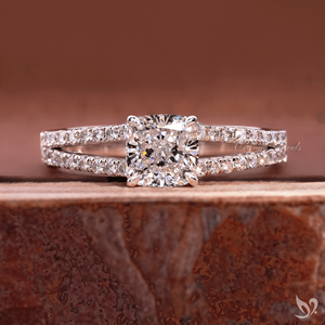 แหวนเพชรทรงคุชชั่น 1 กะรัต ตัวเรือนทองคำขาว 10K ประดับเพชรแบบสปลิตพาเว่ ได้รับการรับรองจาก IGI สำหรับแหวนหมั้น - Product Image 1