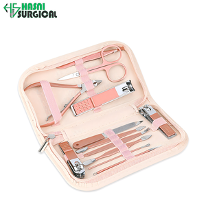 Set de Manicura y Pedicura de Acero Inoxidable con Cortaúñas a Cuadros, Lima de Uñas, Tijeras y Recolector de Residuos en Estuche Metálico - Product Image 6