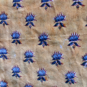 Tissu en coton imprimé à la main au bloc de teinture couleur moutarde avec motif de lotus bleu |   Textile artisanal indien - Product Image 3