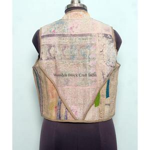 Gilet élégant en coton Kantha fait main pour femme, col en V, veste courte d'hiver avec logo brodé au dos, style streetwear - Product Image 5