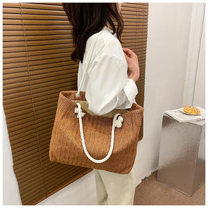 Lleva tus artículos esenciales de playa en esta elegante bolsa de hilo natural con asas de cuerda blanca resistentes y un aspecto clásico tejido. - Product Image 2