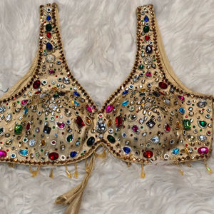 เสื้อส่าหรีเจ้าสาวประดับด้วยทองคำ หินหนัก และคริสตัล พร้อมงานตกแต่งอัญมณีหลากสี - Product Image 1