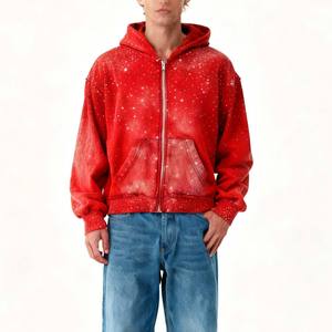 Sudadera con capucha personalizada de estilo urbano, roja, 100% algodón French Terry 430GSM, lavado vintage, hombros caídos, con cremallera y pedrería completa. - Product Image 3