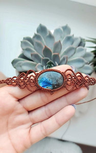 สร้อยข้อมือมาคราเม่ลาบราโดไรต์ ประกายสีฟ้า รูปไข่ เชือกสีน้ำตาล สไตล์โบโฮ ทำมือ ปรับขนาดได้ เครื่องประดับโดดเด่น HARI OM CREATIONS สำหรับทุกเพศ - Product Image 3