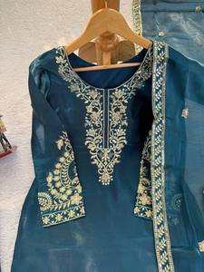 Ensemble Salwar Kameez en Soie Bleu Turquoise de Créateur 2026 avec Broderie Zari Dorée, Tenue de Mariage et de Fête Ethnique, Kurta, Pantalon Palazzo à Jambes Larges et Dupatta pour l'Aïd - Product Image 5