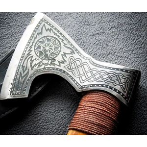 Hacha Tomahawk con mango de madera y diseño celta, cabeza de acero forjado, hacha de supervivencia con funda de cuero - Product Image 3