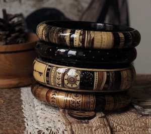 Ensemble de bracelets en bois de luxe, comprenant des bracelets artisanaux durables de formes variées, ornés de copeaux de laiton, en bois artisanal de qualité supérieure - Product Image 6