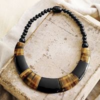 Collier artisanal en coquillages naturels, style Méditerranée, pendentif rond poli, perles noires, collier statement