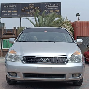 Kia Carnival MPV Premium avec un intérieur spacieux, des sièges confortables, des caractéristiques de sécurité avancées et une technologie moderne - Product Image 1