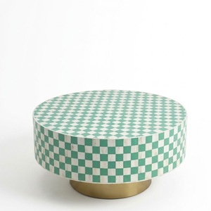 Mesa de Centro Redonda de Resina con Incrustaciones de Hueso en Forma de Tablero de Ajedrez Verde, Hecha a Mano en India, con Base de Pedestal de Latón Mate - Product Image 1