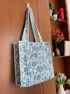 Sac fourre-tout en coton matelassé fait main, patchwork, imprimé au bloc, pour l'été et l'automne, idéal pour les voyages et le shopping, avec fermeture éclair, cadeau personnalisé pour elle - Product Image 3