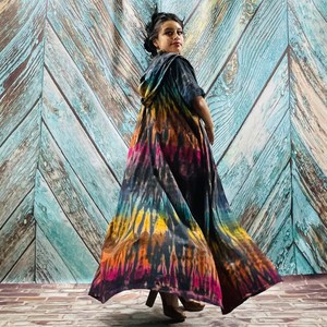Nouvelle Robe Kimono Bandeau Femme Taille Unique avec Ceinture en Tissu Rayonne, Motif Tie-Dye Fait Main, Coupe Haute - Product Image 5