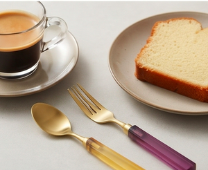 Ensemble de couverts design avec manche en résine colorée Collection de couteaux, fourchettes et cuillères de qualité supérieure pour les repas de tous les jours, à la maison et les cadeaux. - Product Image 3