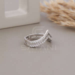 Anillo Chevron Doble V de Oro Sólido de 18K para Mujer, Minimalista, Apilable, con Logotipo Personalizado - Product Image 4