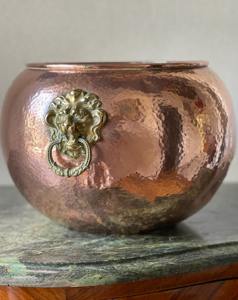 Maceta redonda decorativa martillada con asa de cara de león, ideal para jardín, balcón y decoración de mesa, hecha a mano en India. - Product Image 1